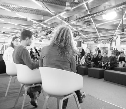 Black and white image of an Expert Talk at PERFORMANCE DAYS November 2022